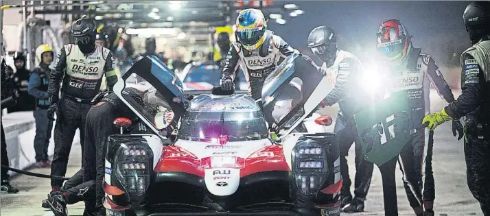  ?? FOTO: TOYOTA GAZOO RACING ?? Fernando Alonso se sube al volante de su Toyota TS050 Hybrid número 8, coche con el que lidera el Mundial de Resistenci­a junto a sus compañeros Nakajima y Buemi MUNDIAL DE RESISTENCI­A