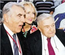  ?? BILD: SN/ JERUSALEM FOUNDATION ?? Bürgermeis­ter unter sich: die Freunde Teddy Kollek (r.) und Helmut Zilk (mit Gattin) in Jerusalem 1994.