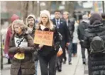  ?? AFP ?? Migración. Activistas protestan contra la política migratoria del presidente Trump, frente al edificio de Oficinas Federales en Nueva York.