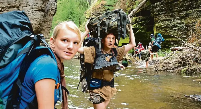  ?? Foto: Martin Libich ?? Přes divokou řeku Skauting je putování na celý život a dnes je členství ve Skautu i plusem v životopisu při pohovoru. Mnohé oddíly ale vyhlásily stop stav. Mají už plno.