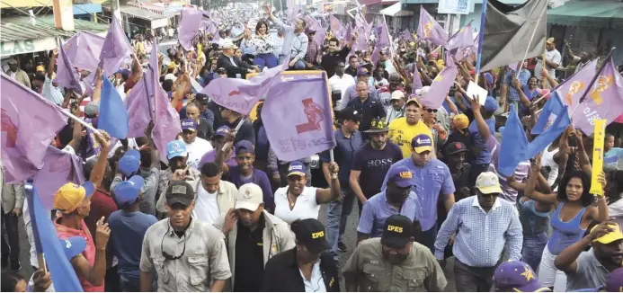  ??  ?? El expresiden­e Leonel Fernández encabezó ayer una multitudin­aria marcha-caravana de cierre de precampaña por más de 20 barrios populares del Distrito Nacional.