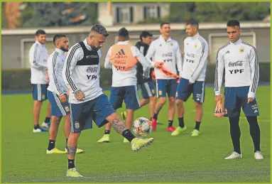  ?? AP ?? AFUERA Y ADENTRO. Otamendi hace jueguito pero será suplente; Lautaro volverá a ser titular.