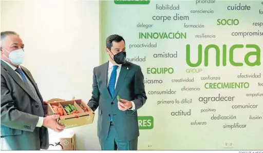  ?? DIARIO DE ALMERÍA ?? José Martínez Portero, presidente de Unica, con Juanma Moreno, presidente de la Junta de Andalucía.