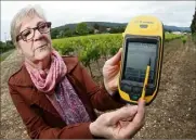  ??  ?? Patricia Francin mesure les parcelles de vignes avec un appareil doté du logiciel ArpentGIS.