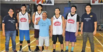  ??  ?? Team Slaughter poses with Ginebra VIPs Metro Cebu District Sales Supervisor Sotero de la Serna (let) and Trade Promotions and Merchandis­ing Head Wilbert Santiago (right) and Pasil Barangay Captain Julius Guioguio (middle).