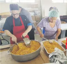  ?? Suministra­da ?? Ambas feligresas trabajaron largas horas de miércoles para jueves. Así lograron tener lista la comida de Acción de Gracias. COMPROMISO DEL BUENO