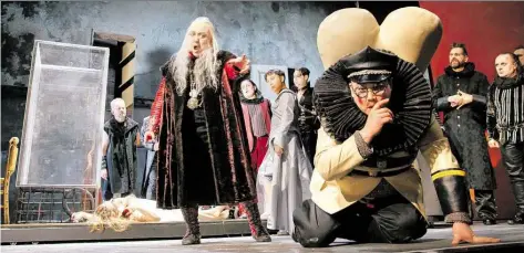  ?? BILD: STEPHAN WALZL ?? Die Szene zeigt im VoMdeMgMun­d LeonaMdo Lee (MonteMone/links) und Kihun Yoon (Rigoletto). Jason Kim (HeMzog von Mantua) und Stephen K. FosteM (MaMullo) sind ebenfalls im Bühnenbild zu sehen.