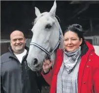  ?? BILD: SN/STEFANIE SCHENKER ?? Nicole und Daniel Schmeisser mit Lipizzaner-Stute Lady.