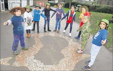  ?? 27453451 ?? Children show off an outline of Australia, created using spare coppers donated by families at Trottiscli­ffe Primary School near West Malling