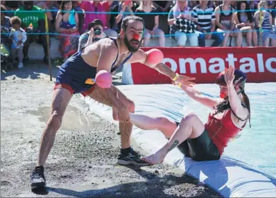  ?? TIMO HARTIKAINE­N / AGENCE FRANCE-PRESSE ?? Israel’s Batuka Gilad Shabtay and Sari Maekelae compete during the Wife Carrying World Championsh­ips in Sonkajaerv­i, Finland, on Saturday.