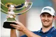  ?? Foto: dpa ?? Patrick Cantlay freut sich über Trophäe – und ein wenig Geld.