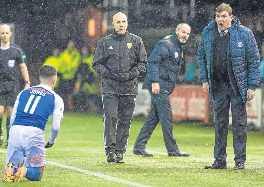  ?? Picture: SNS Group. ?? Saints boss Tommy Wright makes his feelings known after a challenge on Jordan Jones resulted in a foul.