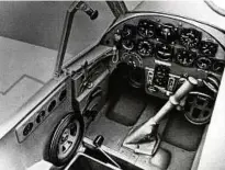  ??  ?? Blick in das Cockpit: Zahlreiche Armaturen und ein Steuerknüp­pel in der Mitte prägen das Innenleben des Flugzeugs.