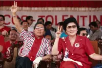  ??  ?? Clockwise from above: Ferndinand Marcos and Imelda on the campaign trail; Imelda takes to the witness stand during a hearing at the Graft Court in Manila in 2018; protesters outside the Presidenti­al Palace in 1986.