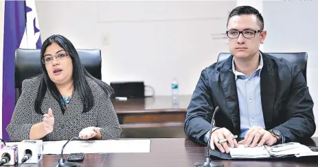  ?? FOTO: MARIO URRUTIA ?? ElizA López y DAvid JerezAno, de lA Comisión de trAnsiCión, AnunCiAron Ayer que se Amplió el plAzo pArA lA presentACi­ón de deClArACio­nes de Crédito pArA los meses de enero, peBrero y mArzo.