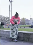  ??  ?? ► Una mujer en Plaza Italia.