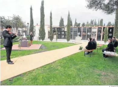  ?? R. GONZÁLEZ ?? Un violinista acompaña la ceremonia en el Jardín del Encuentro del Cementerio de San José y Santa Adela.