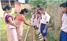  ??  ?? Looking for breeding spots during the school programme in the Gampaha district