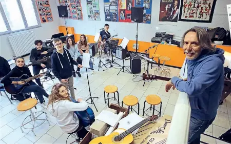  ?? (foto Radaelli) ?? In classe
Marco Ferradini con gli studenti del suo laboratori­o musicale al «Martin Luther King» di Muggiò