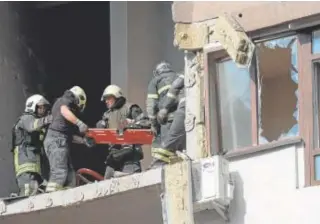  ?? // REUTERS ?? Edificio residencia­l dañado por un ataque con misiles rusos en Kiev