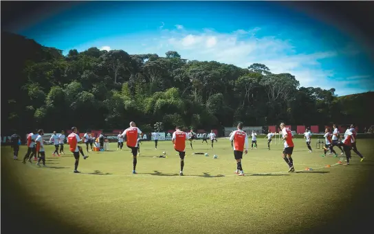  ??  ?? Nada de pistas na Toca do Leão. Técnico Alexandre Gallo fecha todos os treinos e não revela o time para o clássico de domingo, às 16h, no Barradão