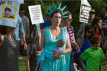  ??  ?? Manifestan­tes protestam em Nova York contra separação, pelos EUA, de filhos de seus pais imigrantes ilegais