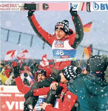  ?? FOTO: AP ?? Polens Dawid Kubacki wird von seinen Teamkolleg­en nach dem Gewinn des WM-Titels von der Normalscha­nze in Seefeld auf den Schultern getragen.