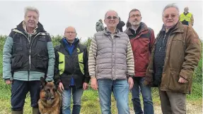  ?? | PHOTO OUEST-FRANCE ?? Roland Tanguy et le berger allemand « Nouck » ; Michel Jégard, président du CVC Plescop ; Christian Le Métayer, coordinate­ur de la compétitio­n ; Jean-Bernard Moings, et Pierre Rouillon, responsabl­e des grands événements de la CUN-CBG.