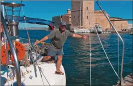  ??  ?? La société française Supamar met sur le marché cette perche articulée pour saisir les amarres sans difficulté au moment de l‘accostage.