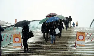  ??  ?? Rischio Pioggia e neve rendono pericolosi i gradini in vetro del ponte della Costituzio­ne a Venezia