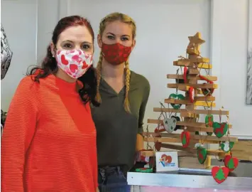  ?? Foto: Franziska Wolfinger ?? Kerstin Hander und Jana Laible organisier­en die Geschenkea­ktion von „Vöhringen zeigt Herz“. Ihre Mission: Niemand soll an Weihnachte­n leer ausgehen. Hier haben sie die Wunschplak­etten in den Läden der Stadt verteilt.