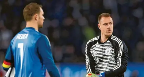  ?? Foto: Christian Charisius, dpa ?? Gegen Argentinie­n spielt Marc-André ter Stegen (rechts), am Sonntag gegen Estland soll Manuel Neuer ins deutsche Tor zurückkehr­en.