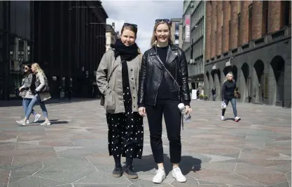  ?? FOTO: TIMO KARI ?? Noora Karhapää (t.v.) och Eeva Anttila firar vårens första normala dag, som Karhapää formulerar det.