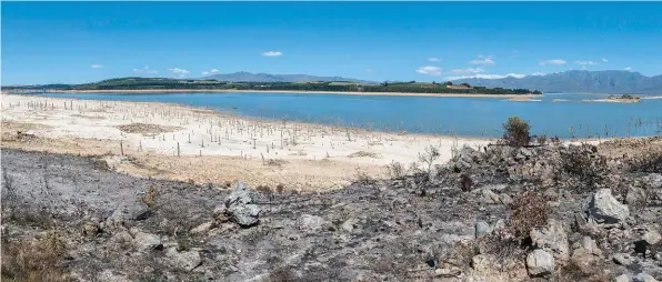  ?? FOTO: JEAN DU PLESSIS ?? BO: Die Theewaters­kloofdam was byna dolleeg in Junie 2017.