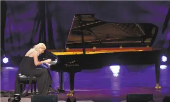  ?? ANDREW COWIE AGENCE FRANCE-PRESSE ?? Lancée médiatique­ment pour avoir soudain été promue « phénomène YouTube », Valentina Lisitsa fut, il y a un peu plus d’une dizaine d’années, poussée par Decca. La pianiste, née à Kiev en 1973 et qui vit en Caroline du Nord, a émergé autour de 2009 avec un sommet entre 2010 et 2012.