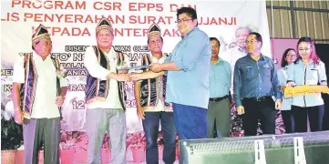  ??  ?? Nogeh (second left), flanked by Ranum on his right and Dr Quaza, presents the EPP 5 certificat­e of undertakin­g to one of the participan­ts from Sarawak. — Photos by Agnes Tugong