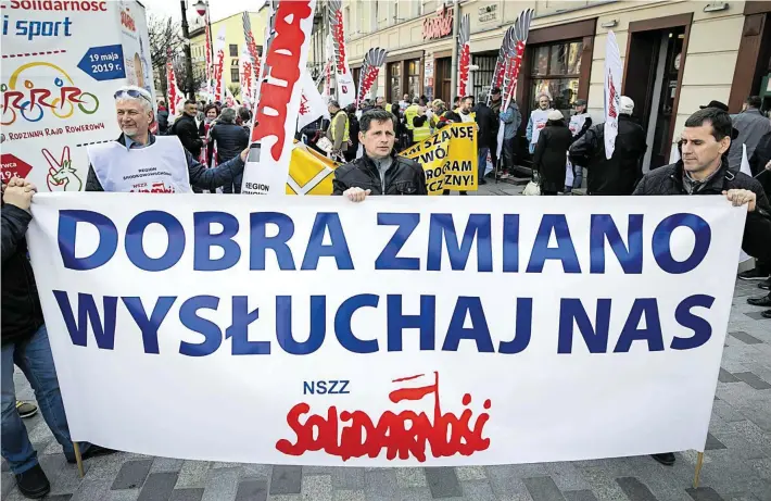  ?? FOT. JAKUB ORZECHOWSK­I / AGENCJA GAZETA ?? ▲
4 kwietnia 2019 r., Lublin. Manifestac­ja NSZZ „Solidarnoś­ć” skierowana do rządu Prawa i Sprawiedli­wości, wspierając­a postulaty o wyższe zarobki sektoru budżetoweg­o. Protestują­cy przeszli spod siedziby „Solidarnoś­ci” pod Urząd Wojewódzki