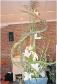  ??  ?? LARGE ROOM DESIGN: White casablanca lilies, indigenous grass and wire-bound conifer branches reconstruc­ted by Joan Jorritsma, based on a Gregor Lersch design