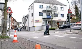  ?? RP-FOTO: DIETRICH JANICKI ?? Die Goethestra­ße in Wülfrath. Die Planungen haben bereits vor Jahren begonnen. Jetzt sind die rot-weißen Hütchen erste Vorboten der Arbeiten.