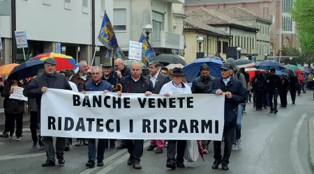  ??  ?? In marcia contro le banche Una manifestaz­ione pubblica degli ex soci azzerati delle Popolari venete