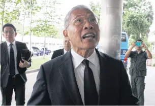  ?? APICHIT JINAKUL ?? Key Pheu Thai member Watana Muangsook arrives at the Supreme Court’s Criminal Division for Holders of Political Positions yesterday to attend a first hearing on the defendants’ statements in charges related to alleged irregulari­ties in a low-cost housing project.