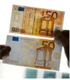  ?? Foto: Franziska Gabbert/dpa ?? Ein echter (oben) und ein falscher Fünfziger. Der 50-Euroschein war auch im vergangene­n Jahr die am häufigsten sichergest­ellte gefälschte Banknote.