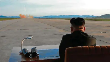  ?? KCNA/REUTERS ?? Tecnologia. Kim Jong-un observa lançamento de míssil; há dúvida sobre se a Coreia domina fabricação de combustíve­l