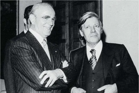  ??  ?? January 1976: A meeting between Konstantin­os Karamanlis (left) and Helmut Schmidt in Athens. The close relationsh­ip with the chancellor of West Germany was critical for Greece in overcoming the obstacle of the opinion expressed by the European Commission regarding Greece’s applicatio­n to join the EEC.