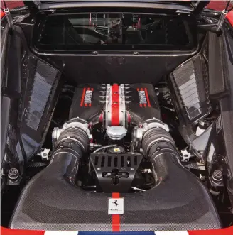  ??  ?? Ci-dessus : le V8 de la Speciale est une version revue de celui de la Scuderia, avec 95 ch supplément­aires. Page de droite, en bas: le cockpit se montre bien plus moderne que celui de la CS et de la Scuderia.