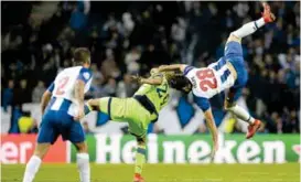  ?? EFE ?? JUGADA. Sergio Oliveira (d), del Oporto, disputa el balón con Naldo del Schalke durante un partido del Grupo D de la Liga de Campeones.