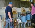  ??  ?? Landwirt Albert Sporer sorgt mit Tochter Hannah für das frühmorgen­dliche Milch frühstück der Kälber auf seinem Hof in Oberliezhe­im.