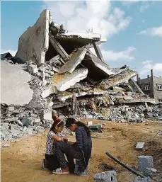 ?? Foto: Reuters ?? Trosky Gazy Válka Izraele s teroristic­kým hnutím Hamás připravila o domovy spousty Palestinců i v Rafáhu na jihu Pásma Gazy.