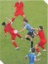  ?? ?? Edinson Cavani peleó en el área enemiga, pero no pudo con la férrea marca coreana.