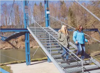  ?? FOTO: BENEDIKT SIEGERT ?? Die Treppe der Brücke bei Fischers/Pfosen auf der einen Seite und der Waldweg auf der anderen Seite sollen für den Themenradw­eg umgestalte­t werden. Künftig sollen dort nicht nur Wanderer und Spaziergän­ger, sondern auch Radfahrer leichter über die Iller...